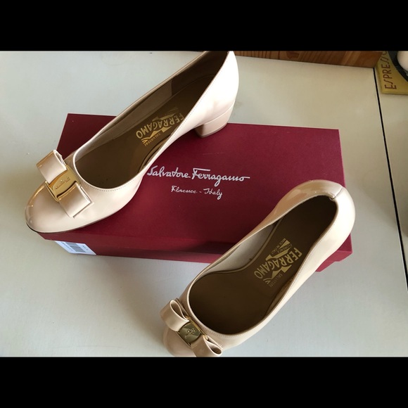 NIB Ferragamo Vara low heel, New Bisque, sz. 7. - Picture 2 of 6